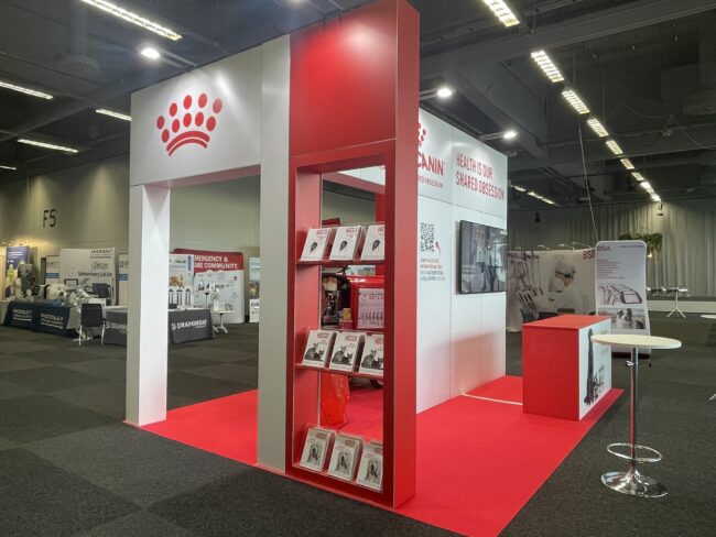 Congrès EVECC à Göteborg : construction du stand pour Royal Canin