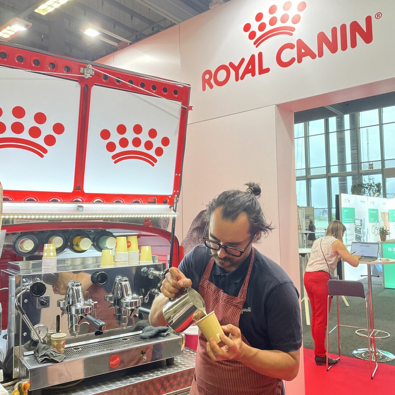 Congrès EVECC à Göteborg : construction du stand pour Royal Canin
