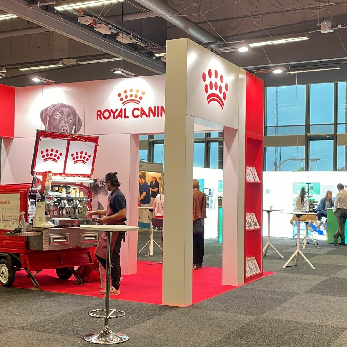 Congrès EVECC à Göteborg : construction du stand pour Royal Canin